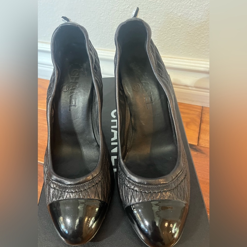 CHANEL Black Quilted Leather Pumps size 8.5 US  EU 40